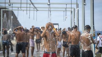 Migrantes en la playa del trampol�n el pasado d�a 14