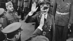 Visita de Hitler a Espaa en 1941, en una revista de tropas junto a Franco. En esa fecha el espa nazi Karl Arnold ya haba montado su red en Espaa
