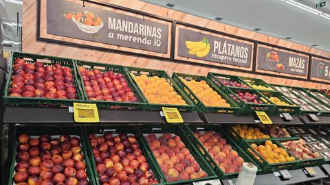 La secci�n de fruter�a del Autoservicios Familia de Meis luce repleta de fruta de hueso de temporada.