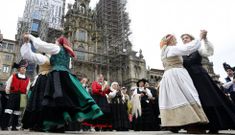El desfile matutino culminar� en el Obradoiro para hacer la tradicional ofrenda al Ap�stol. 