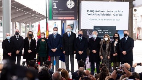 Foto de familia de las diferentes autoridades asistentes al acto institucional en Ourense por la llegada del AVE a Galicia.