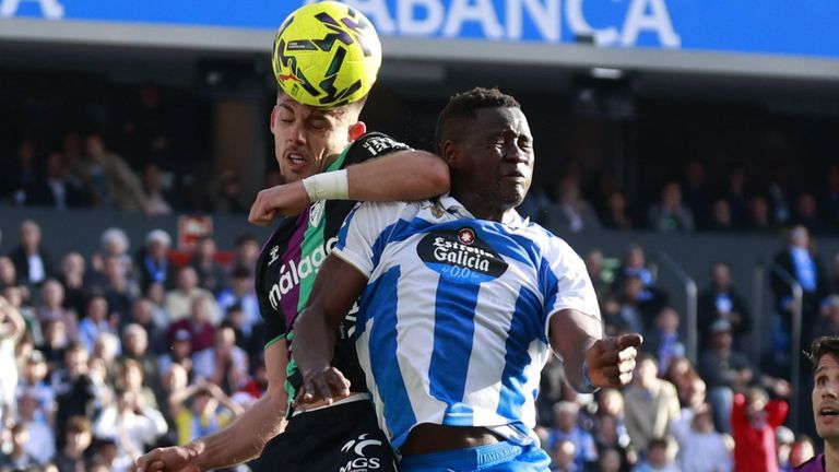 El exdeportivista Montero y Bil Nsongo pelean por un bal�n durante el Deportivo-M�laga. 