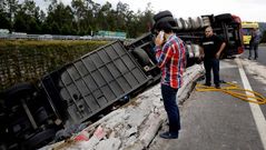 Varios curiosos se acercaron a ver la recuperaci�n del cami�n