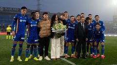 La familia de David Cord�n, con los jugadores titulares del Getafe ante el Celta y el presidente del club, �ngel Torres.