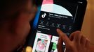Una persona descarga la aplicaci�n de TikTok en su m�vil