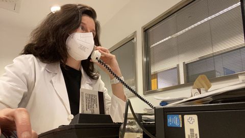 Sandra Albi�ana P�rez, farmac�utica del �rea de cr�ticos del Chuac. Afirma que ahora �est�bamos mejor preparados frente a desabastecimientos�, pero no �para el crecimiento exponencial de pacientes cr�ticos�.