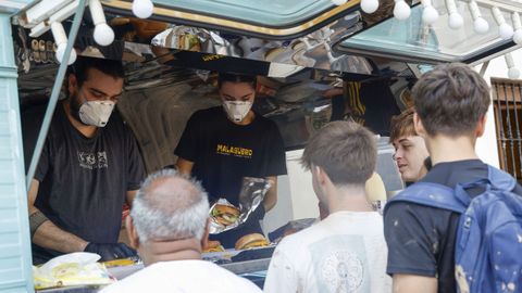 Propietarios de un «food truck» ofrecen comida a los voluntarios en Picaña (Valencia)