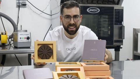 Tom�s Rodr�guez de la empresa de chocolates artesanos Ox�co, con los productos de la marca.