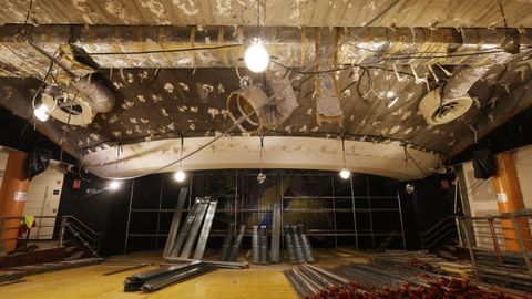 Las obras de emergencia que se llevan a cabo en el Teatro Principal de Pontevedra han dejado una imagen ins�lita de la instalaci�n