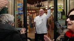 Cholo Vila baj� ayer la verja de la farmacia Ted�n de A Coru�a por �ltima vez despu�s de cinco a�os de trabajo