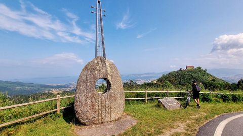 Una escultura en la carretera entre el monte Alba y el de Cepudo.