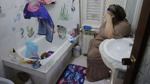 Victoria G�mez, en el cuarto de ba�o de su casa, donde tiene dificultades para asearse.