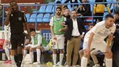 Juanma Marrube da indicaciones a los suyos durante un partido de esta campa�a en A Malata.