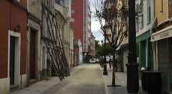La fachada del edificio que da a la calle San Francisco fue posteada para evitar que pudiese desplomarse. 