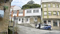 El edificio ruinoso es el que tiene la fachada deteriorada y el situado a la izquierda de la foto es al que no se puede acceder, porque las escaleras son compartidas