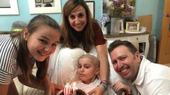 La familia de M�ximo -en la imagen celebran el cumplea�os de su hermana Martina-, aport� desde la ciudad gaditana los 2.000 �ltimos euros que completan la recaudaci�n marcada desde Betanzos para la Fundaci�n Cris contra el C�ncer