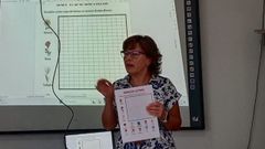 Celia D�az impartindo un dos obradoiros nos que se basea a publicaci�n �XeoPasatempos�
