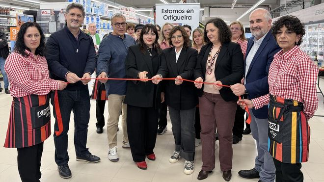 Tatiana L�pez, socia franquiciada del local, junto a Antonio L�pez y Mari Gons�lvez, fue la encargada de cortar la cinta inaugural, ayer por la ma�ana. Asisti� parte del personal, adem�s de Florentino V�zquez, de Eroski Vegalsa; el alcalde de Ortigueira, Valent�n Calv�n; la delegada territorial de la Xunta en A Coru�a, Bel�n do Campo; y un sacerdote (por detr�s, en la fotograf�a).