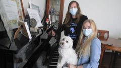 La croata Mia Pecnik ensaya para las pruebas en casa de la ferrolana Graciela Galdo, con la que posa en esta imagen