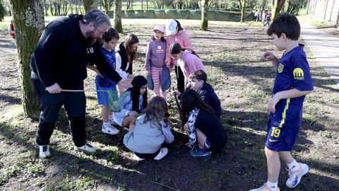 Premio provincia de A Coru�a. CEIP Agro do Mu��o. �Agronautas orbitando en verde�. As dunas de Corrubedo, as Fragas do Eume, a praia de Aguieira ou o r�o Tambre estiveron no punto de mira dos cativos desde centro de infantil e primaria de Ames. Un amplo proxecto multidisciplinar no que tam�n coidaron o seu invernadoiro e fixeron obradoiros ambientais e investigaci�ns