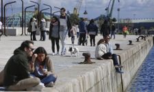 Playa de cemento. Los amplios bancos son utilizados por muchos como tumbonas para tomar el sol, mientras que otros prefieren mirar el mar sentados en el muelle. 