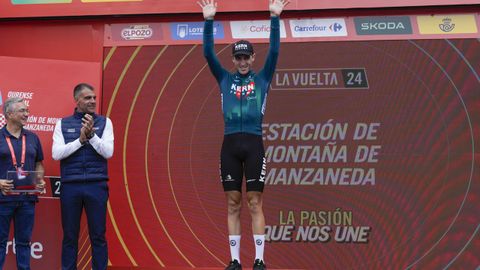 El ganador de la etapa, Pablo Castrillo, en el podio de Manzaneda.