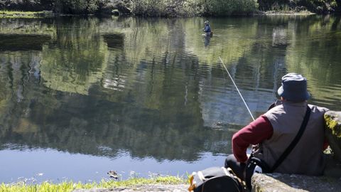 Foto de archivo de pescadores en el río Avia, a la altura de A Veronza (Ribadavia).