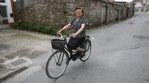 Carmen Espi&ntilde;o Maceira, en su inseparable bicicleta