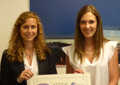 Cristina Pi�eiro (derecha) entrega la ayuda a Mar�a G�mez Reino.