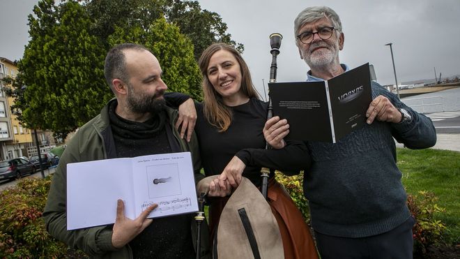 David Cuence (pintura), Sabela Olivares (m�sica) e Xabier L�pez Marqu�s (poes�a) son os creadores de �Voaxas�.