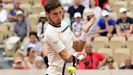 El tenista espaol Pablo Carreo devuelve la bola a la gala Benoit Paire durante su partido de tercera ronda del torneo Roland Garros este viernes en Pars (Francia)