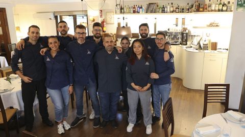 Crist�bal Rey (quinto desde la derecha), acompa�ado de parte del equipo de O Tamboril