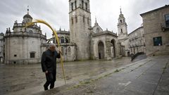 El obispo de Lugo, Alfonso Carrasco, este medioda solo en la bendicin del Domingo de Ramos en la Praza de Santa Mara