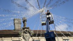 Iluminaciones Santiaguesas está instalando el lucerío, en este caso en O Toural días atrás