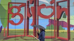 Un hombre se protege de la lluvia con un paraguas en el recinto ferial de la Feria Internacional de Muestras de Asturias (FIDMA) en Gij�n. ARCHIVO