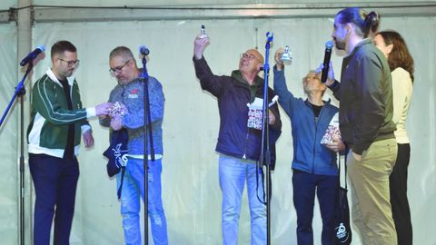 Bruno Lozano, presidente de la EGO, entrega la menina gaiteira del 50 aniversario al actual director, Rodrigo L�pez, y a dos de los anteriores, C�sar Mu��os y Xavier Garrote (el fundador)