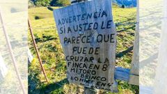 El cartel con el que un ganadero asturiano advierte a los senderistas de la presencia de su toro