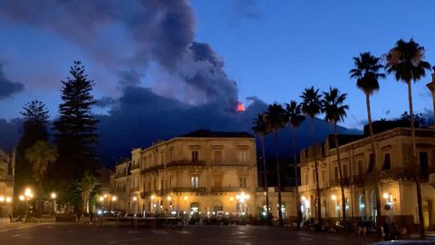 El humo del Volcn Etna visto desde Giarre, Sicilia