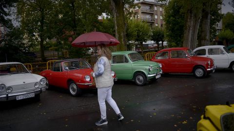 Una mujer con paraguas durante la concentracin de coches clsicos de Sarria celebrada ayer.