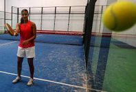El p�del es uno de los deportes que practica Sara para mantenerse en forma durante el par�n.