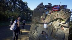 Objetos que dejan los peregrinos en los �ltimos kil�metros del Camino