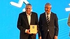 Paco Doblas, en el momento de recibir la distinci�n al m�rito deportivo.