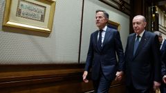 De izquierda a derecha, Mark Rutte, secretario general de la OTAN, y Tayyip Erdogan, presidente de Turqu�a.