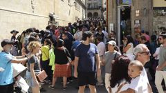 Las calles del casco histórico, abarrotadas en el día grande de Santiago