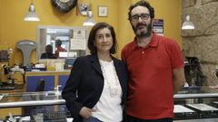Amalia Arias Losada con su hermano Francisco, que sigue adelante con el taller de joyer�a