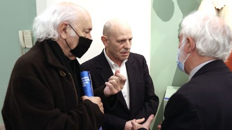 Amancio Prada y Antn Lamazares charlan con un invitado, en la presentacin en Madrid.