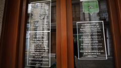 En la taberna de O Rinc�n do Tronco, en la calle Pastor D�az, denuncian con varios carteles reivindicativos la dif�cil situaci�n que atraviesa la hosteler�a del municipio