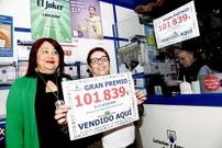 La clarividente Luna con la due�a del local, Carmen Barca.