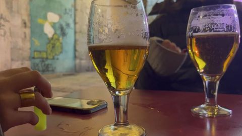 Una persona consume alcohol en un bar.
