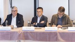 Un momento del encuentro, con el conselleiro Jos� Gonz�lez en el centro 